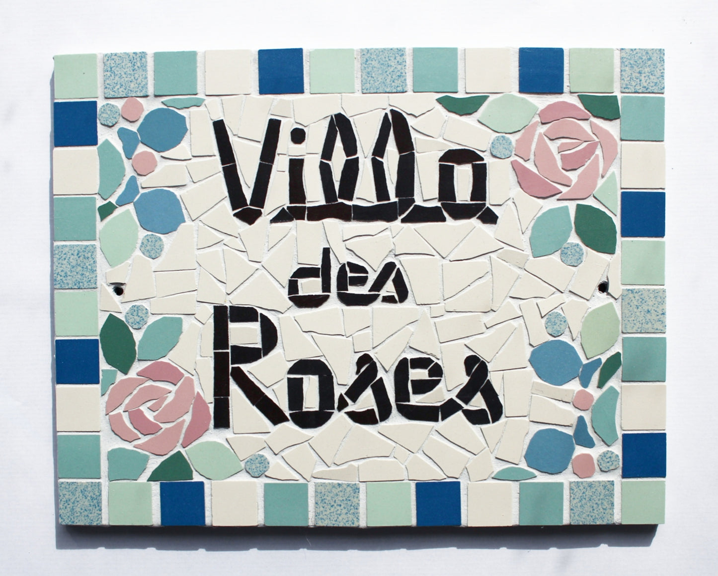 Plaque adresse numéro de maison ou porte en mosaïque céramique 21x27cm à accrocher, style floral, possibilité de personnaliser Amelia Hurst Art
